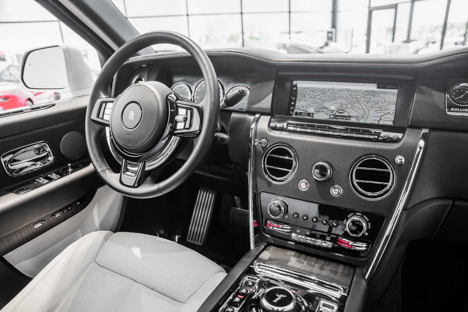 Rolls-Royce Cullinan Luxury SUV — image 4