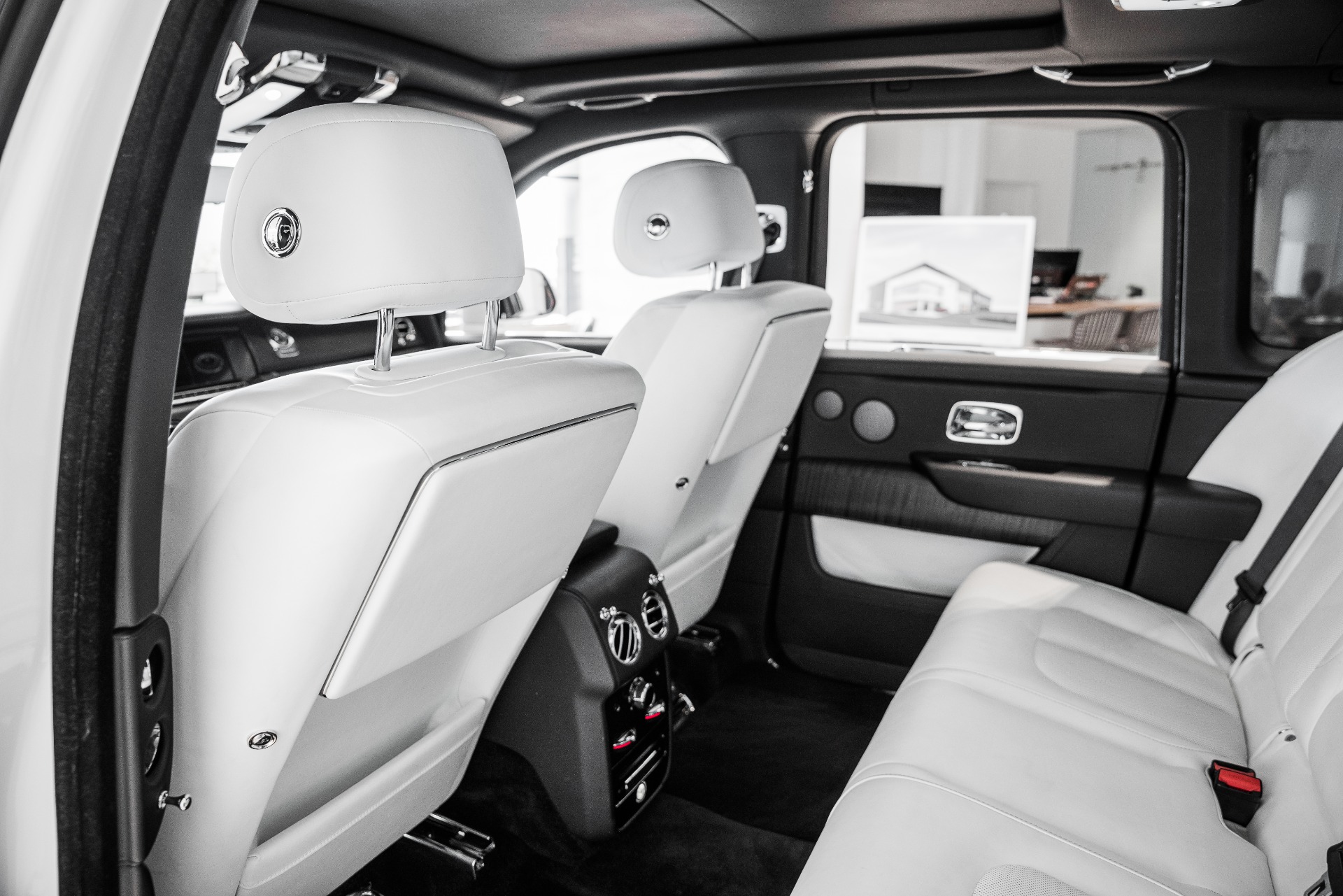 Rolls-Royce Cullinan Luxury SUV Thumbnail 6