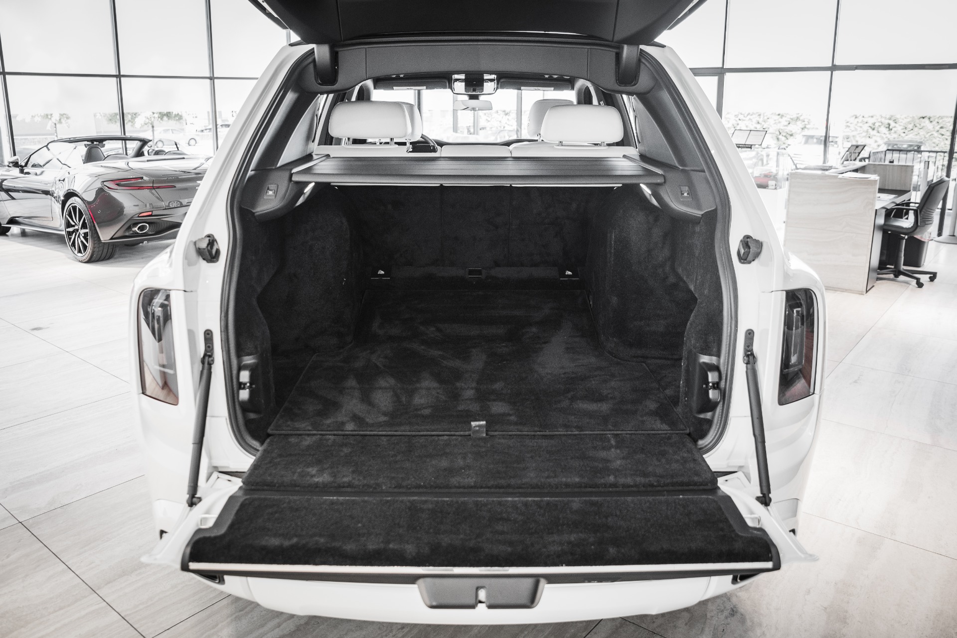 Rolls-Royce Cullinan Luxury SUV Thumbnail 7
