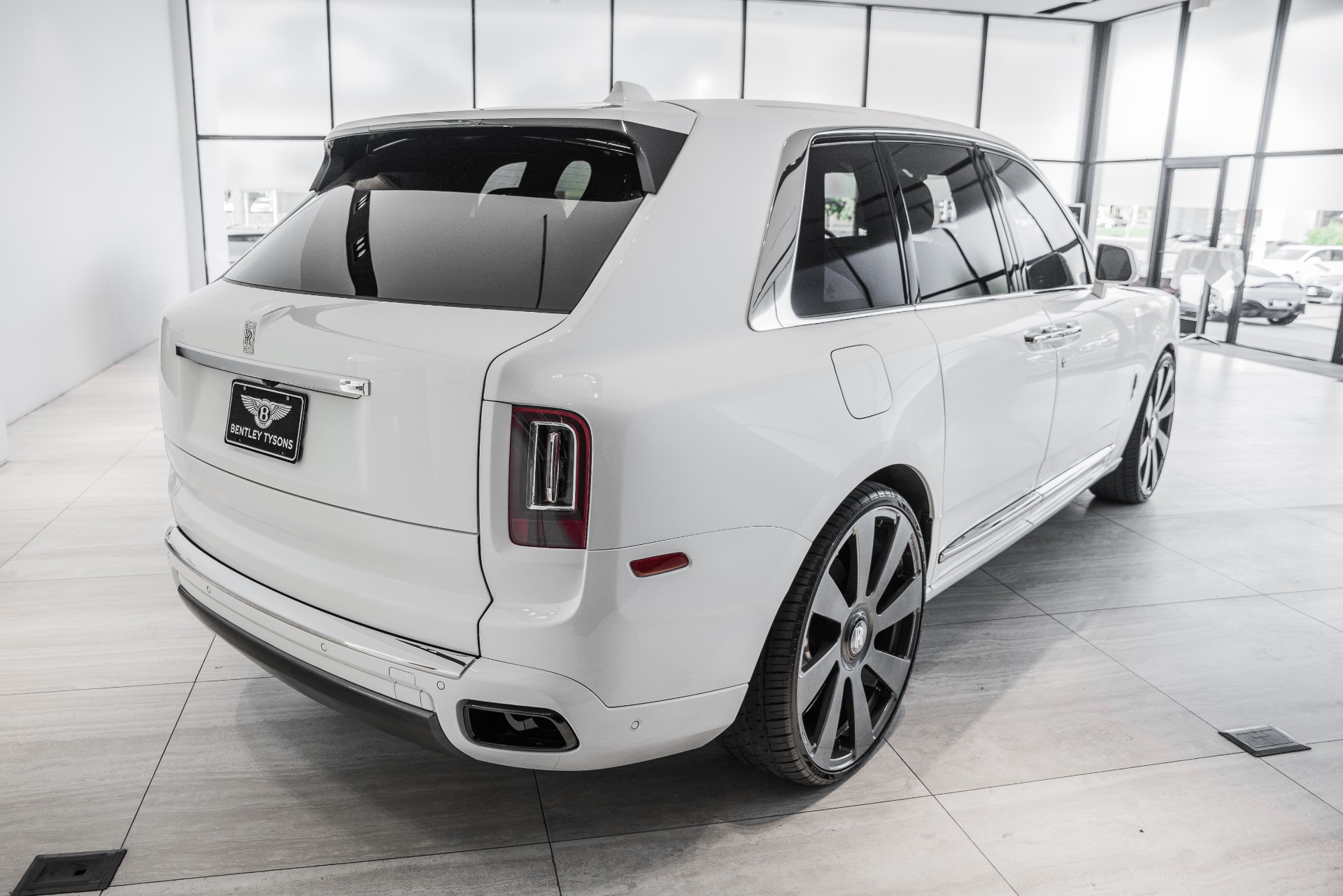 Rolls-Royce Cullinan Luxury SUV Thumbnail 8