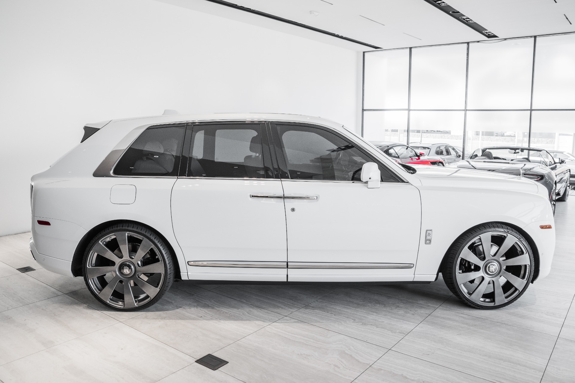 Rolls-Royce Cullinan Luxury SUV Thumbnail 9