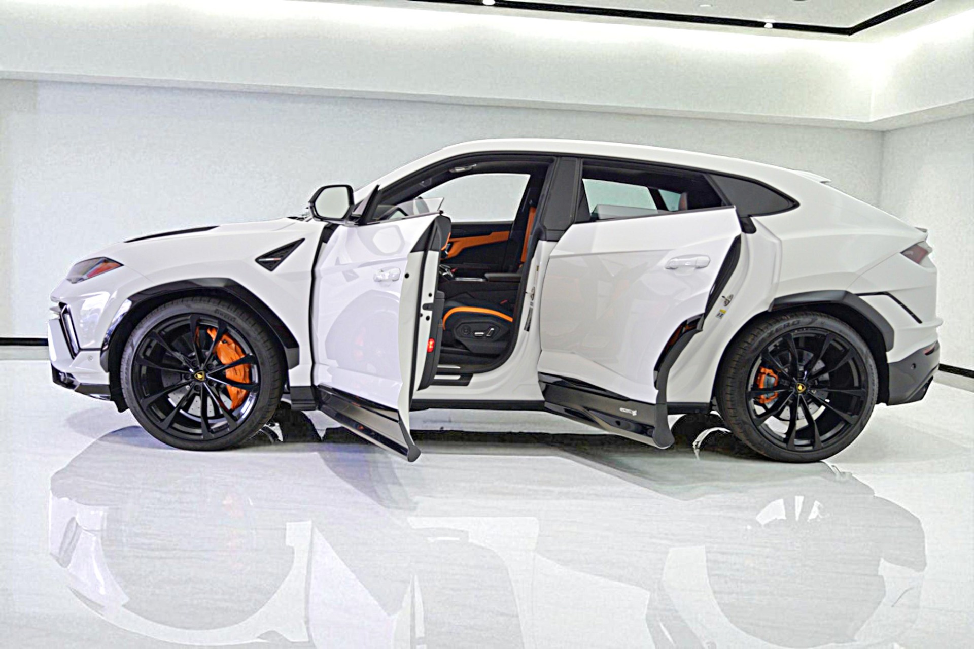 Lamborghini Urus Luxury SUV — image 2