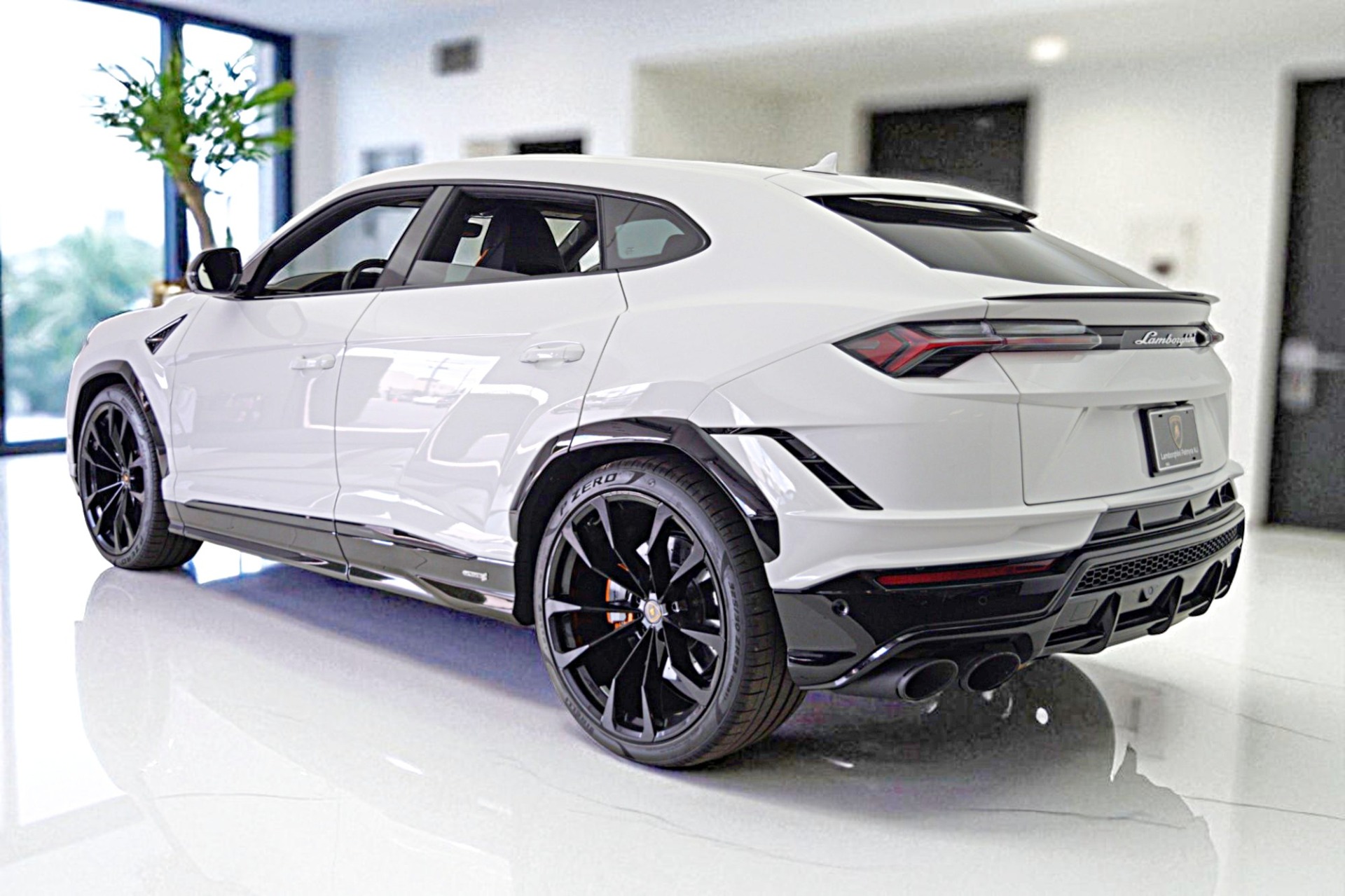 Lamborghini Urus Luxury SUV Thumbnail 6