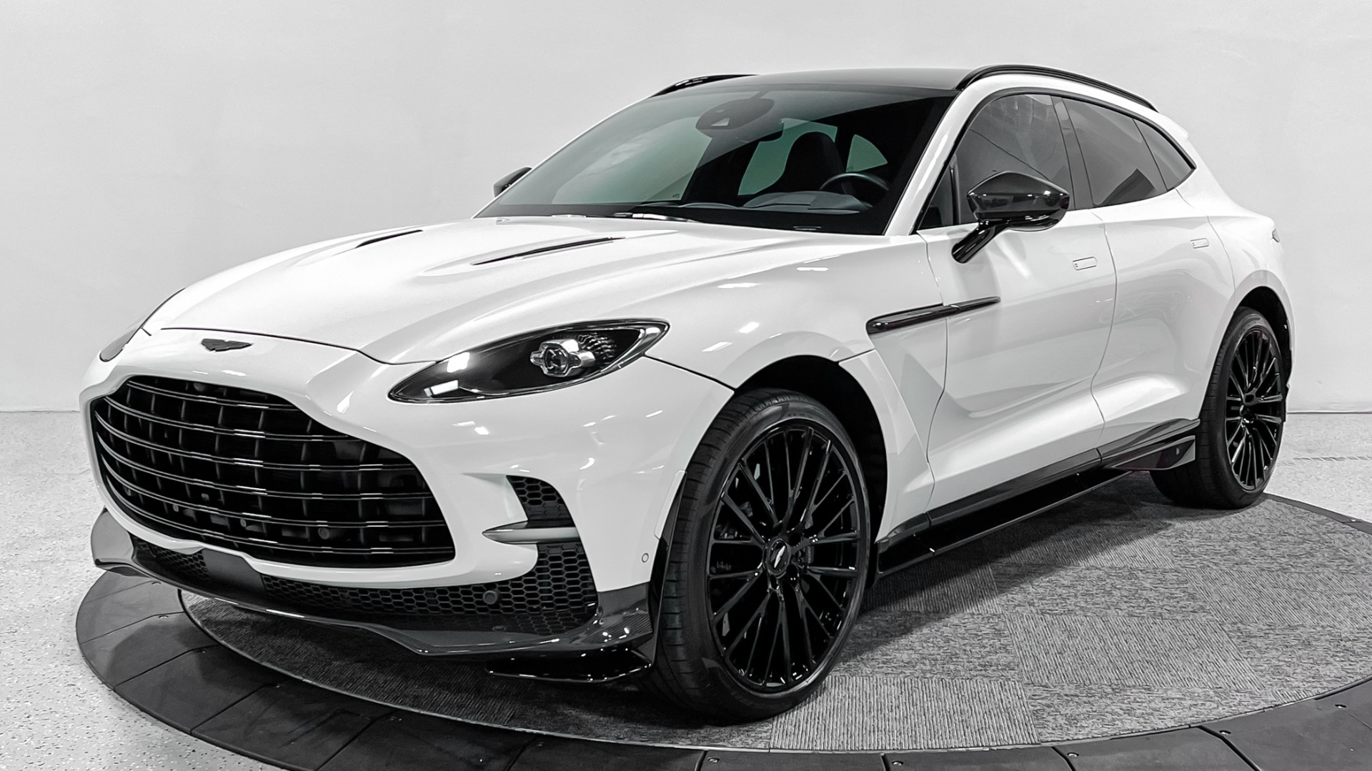 Aston Martin — image 4