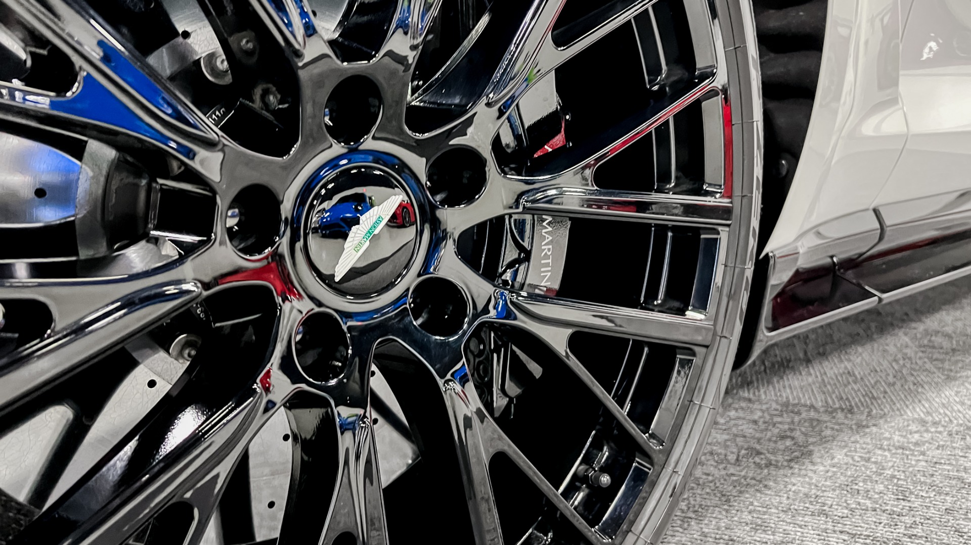 Aston Martin — image 5