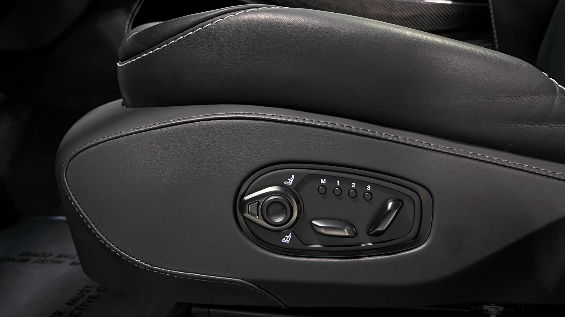 Aston Martin Vorschaubild 6