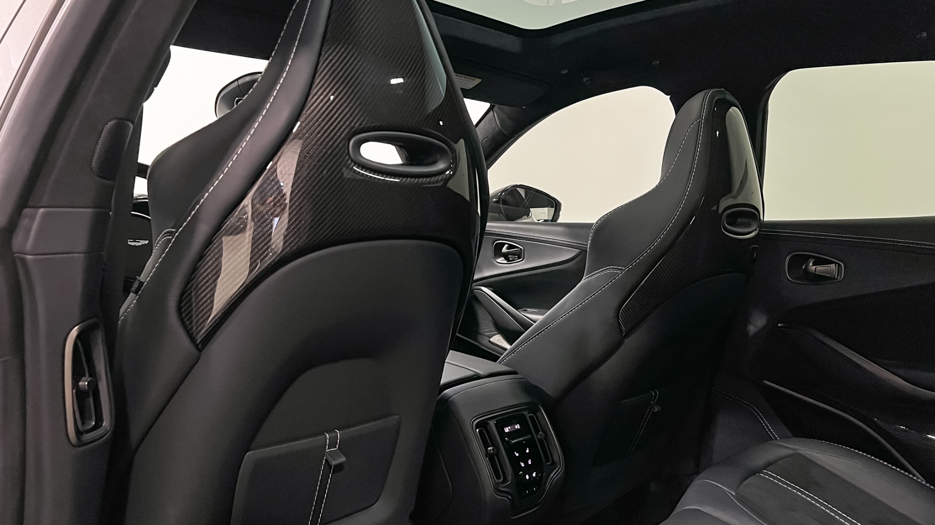 Aston Martin Vorschaubild 8
