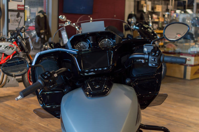 2025 Indian Challenger Dark Horse Frost Silver — image 3