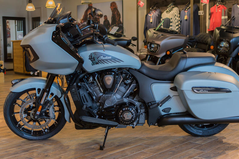 2025 Indian Challenger Dark Horse Frost Silver Thumbnail 8
